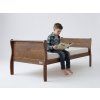 Dieťa na orechovej detskej posteli Noble Adult Bed [aap]