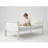 Dieťa na bielej detskej posteli Noble Toddler Bed [aap]