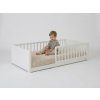 Dieťa na bielej montessori posteli Smooth Monty Bed [aap]