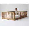 Dieťa na orechovej montessori posteli Monty Bed [aap]